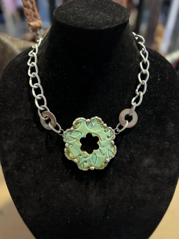 Spirit eye necklaces-Printed Flower Necklace In Silver/green