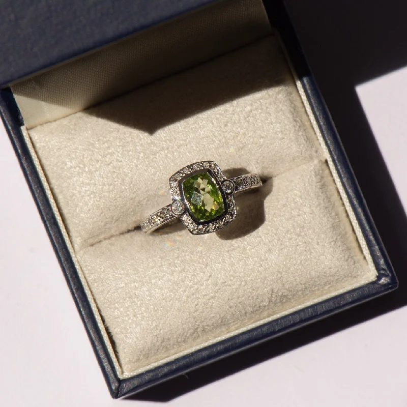 9ct White Gold Peridot Ring