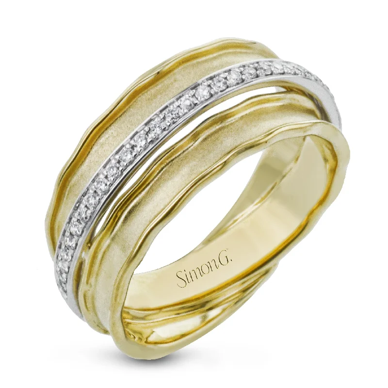 Fashion Ring in 18k Gold with Diamonds