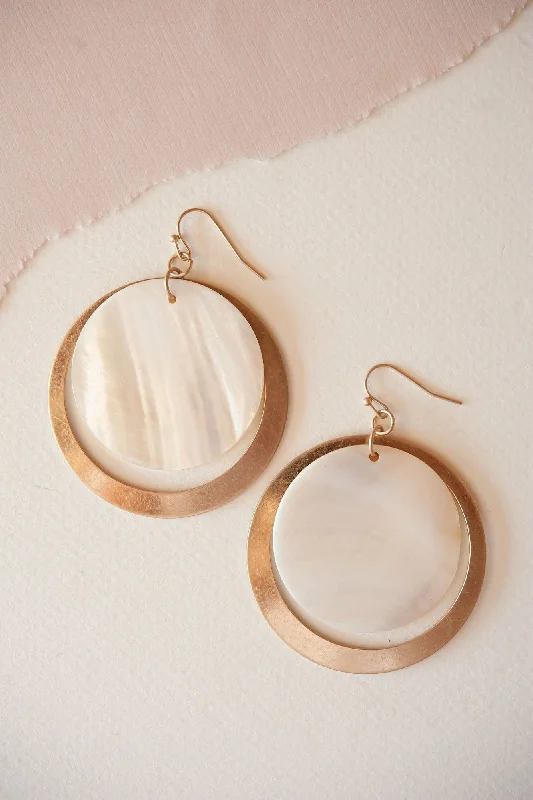 Sea theme rings-Tide design earrings-Beck Hoop Shell Earring | Gold Boho Dangle