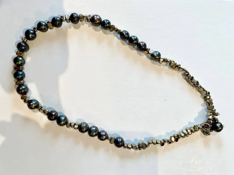 Fog glass necklaces-V Lupi 7 Necklace In Black