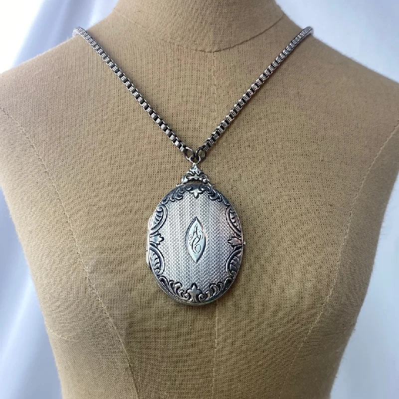 Heavy link necklaces-Estate Collection Necklace - Silver Box Chain w/Oval Locket