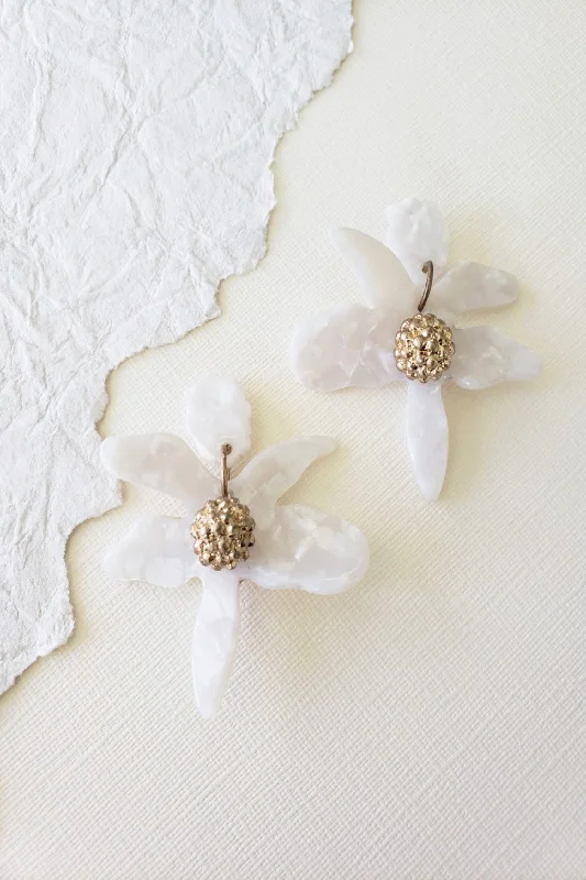 Sapphire rings-Agate earrings-Fleur White Resin Floral Earrings | Pearl Resin Flowers with Gold Center Bead | Spring and Summer Style